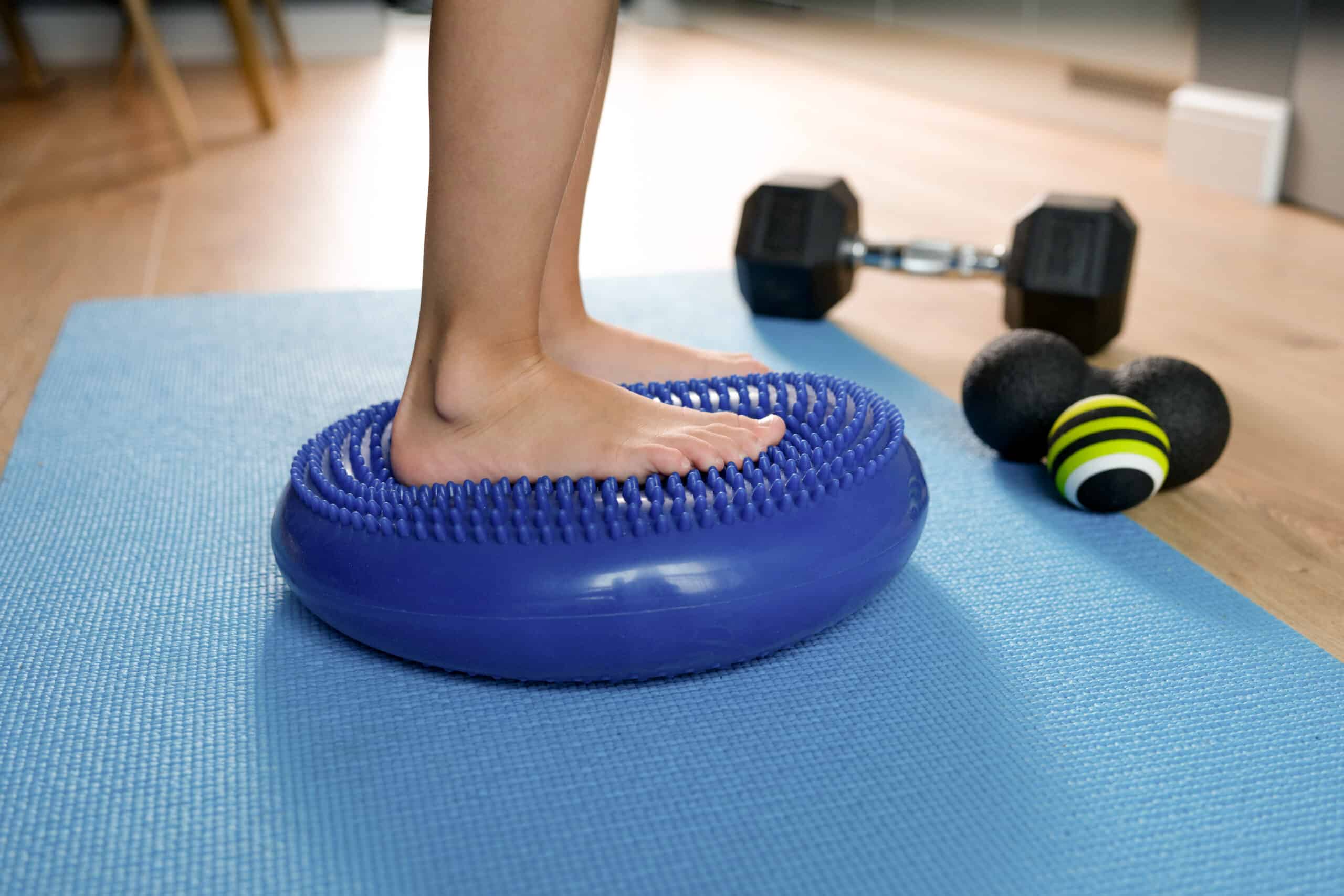 Esercizio di riabilitazione neurologica e dell'equilibrio utilizzando un cuscinetto blu e dei pesi